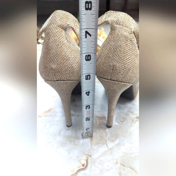 Madeline Girl Women’s Gold High Heels Size 7M - Picture 9 of 13